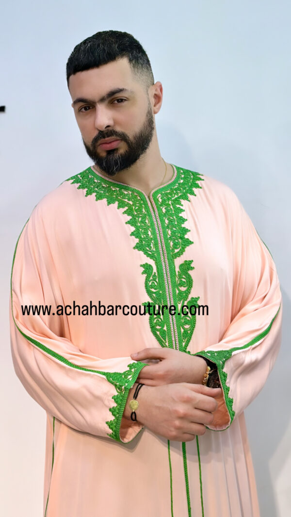 Gandoura homme en tissu Melifa khayt saumon clair et couture vert